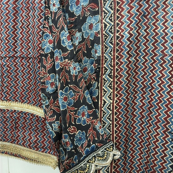 Elegant Black and Red Patterned Dress with beautiful lagdi patta Dupatta 23” - Picture 6 of 12